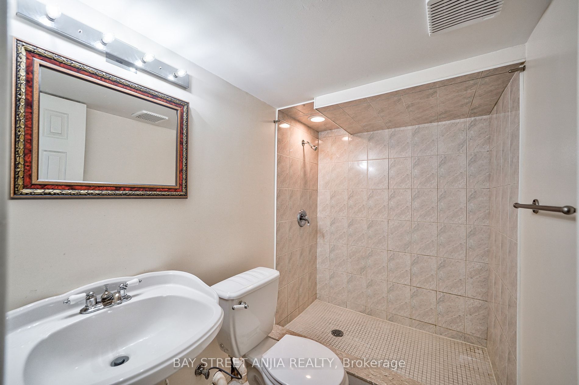 805 Lockwood Circ