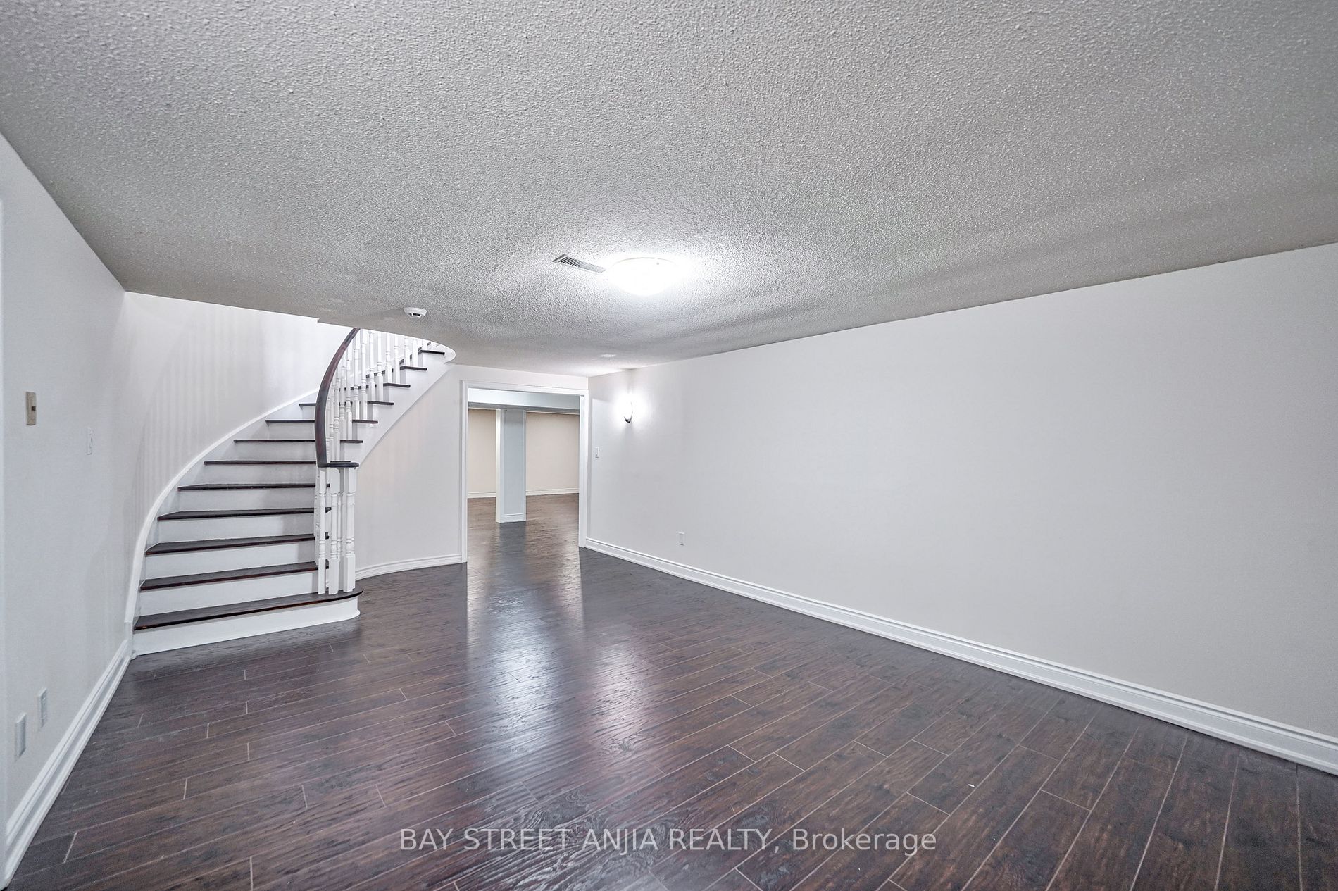 805 Lockwood Circ