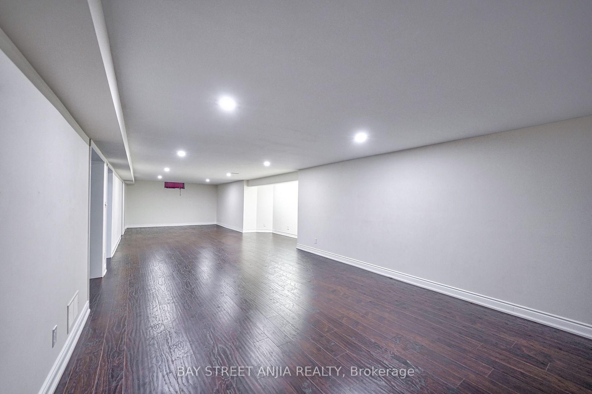 805 Lockwood Circ