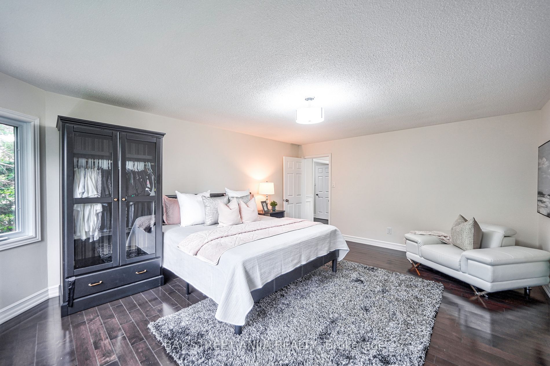 805 Lockwood Circ