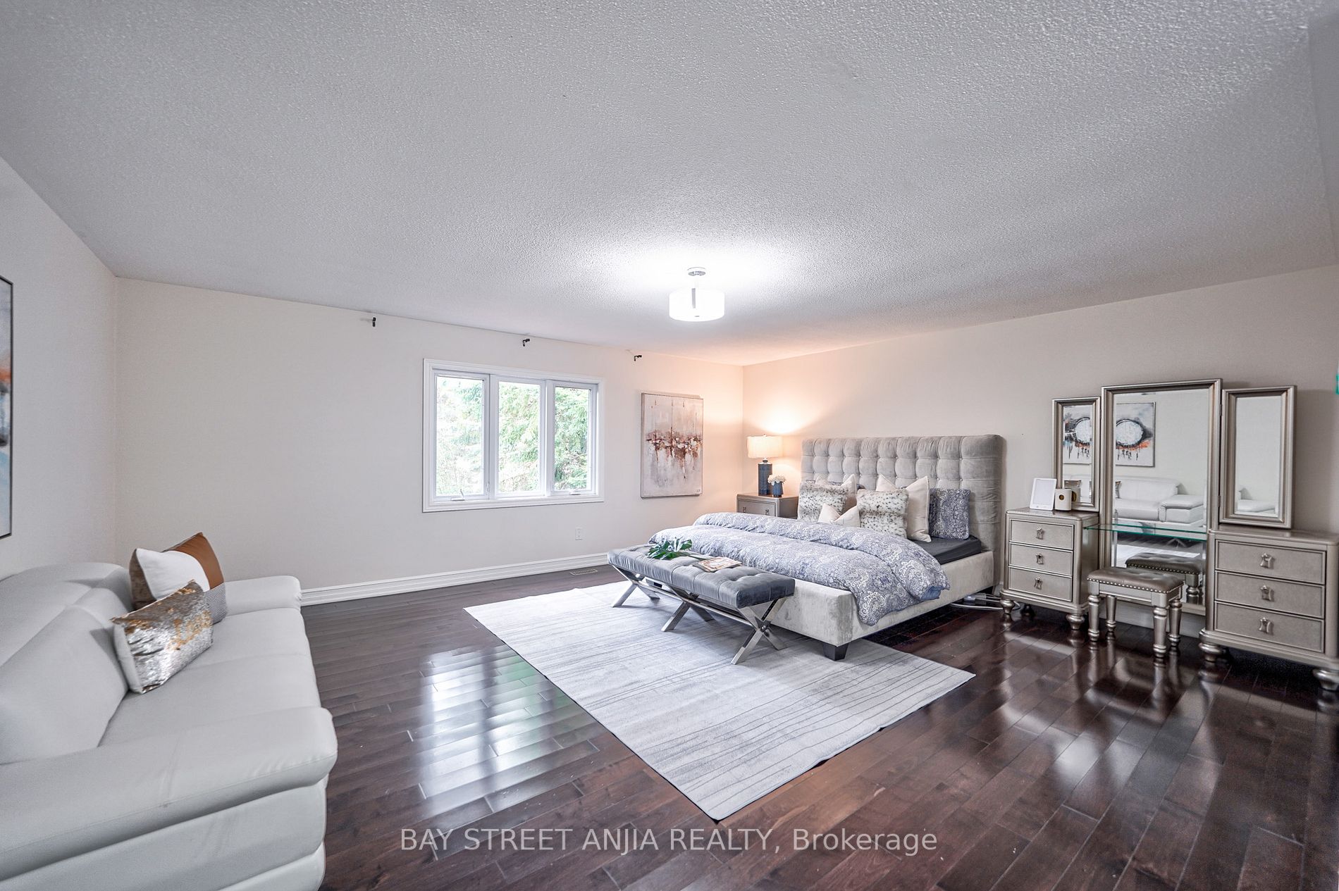 805 Lockwood Circ
