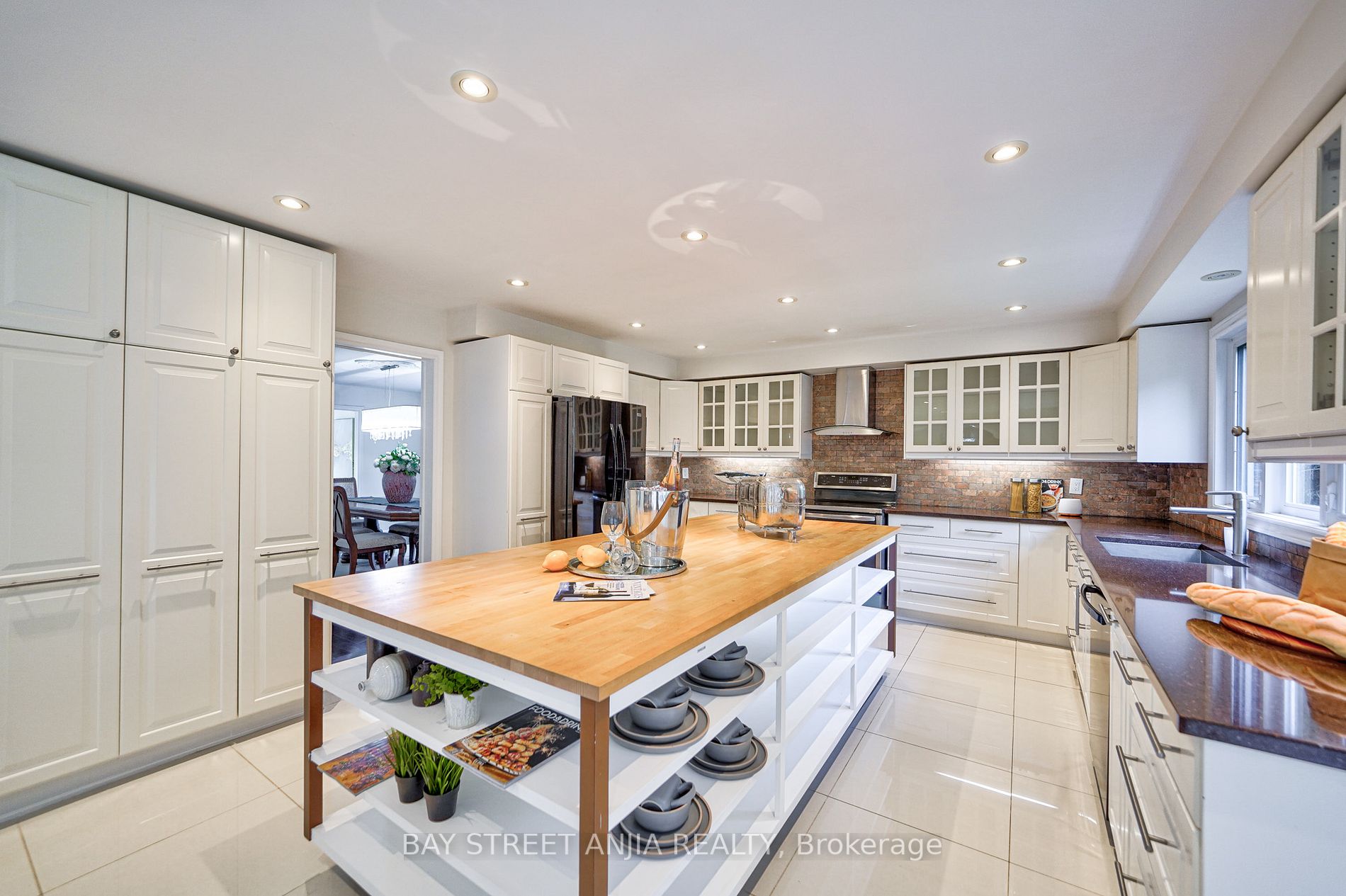 805 Lockwood Circ
