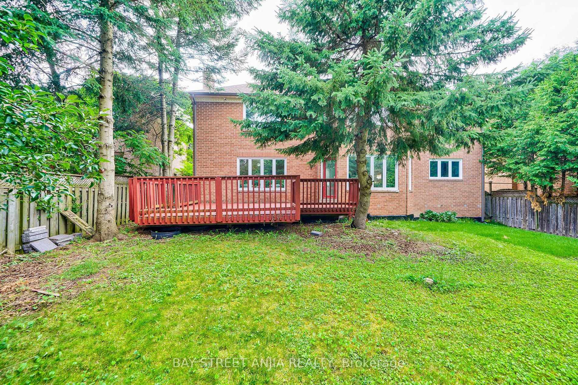 805 Lockwood Circ