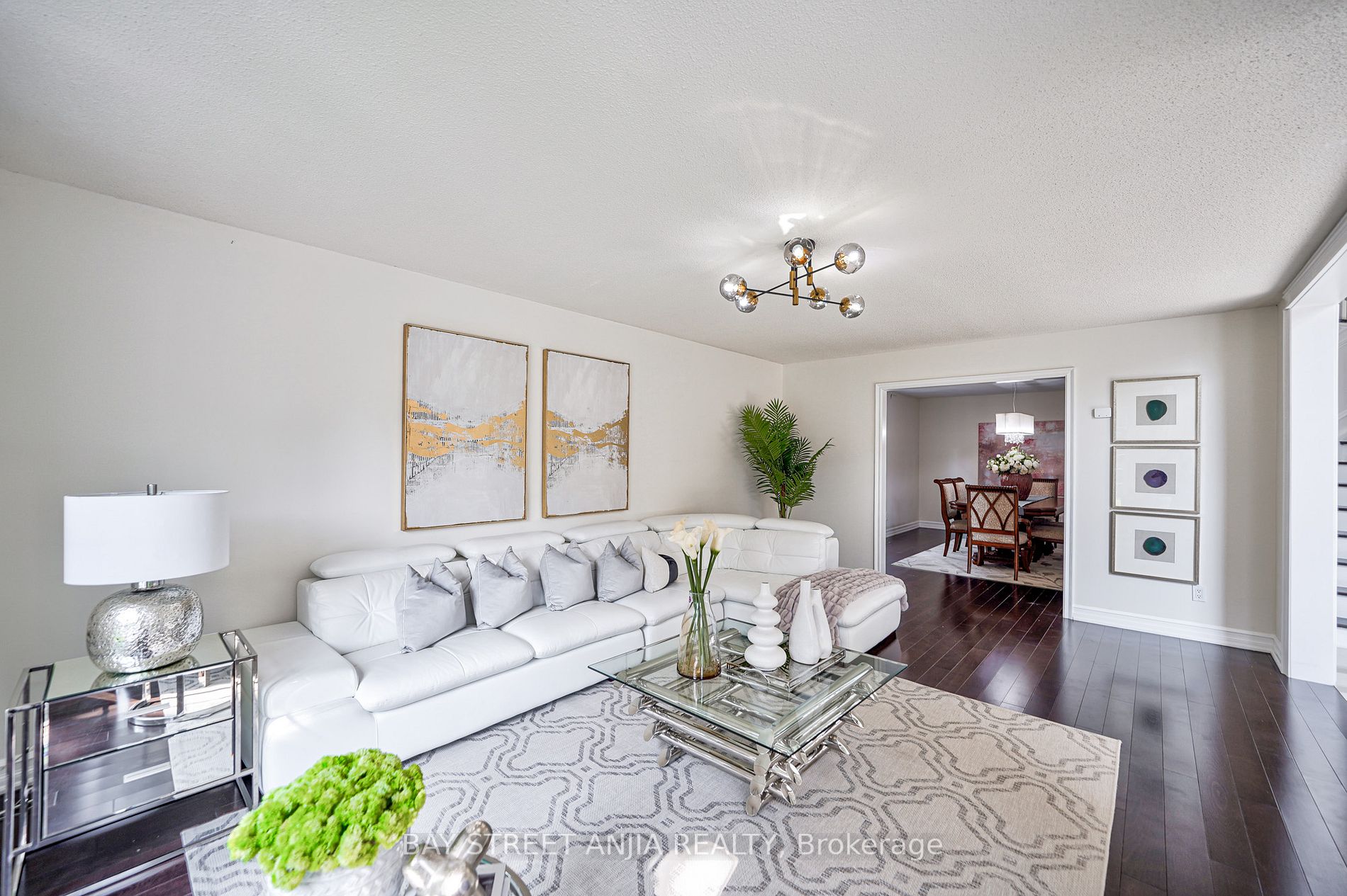 805 Lockwood Circ