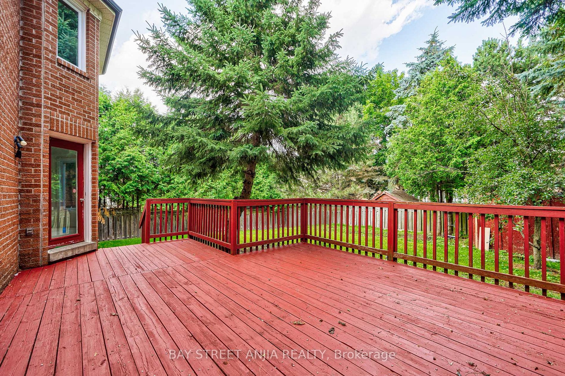 805 Lockwood Circ