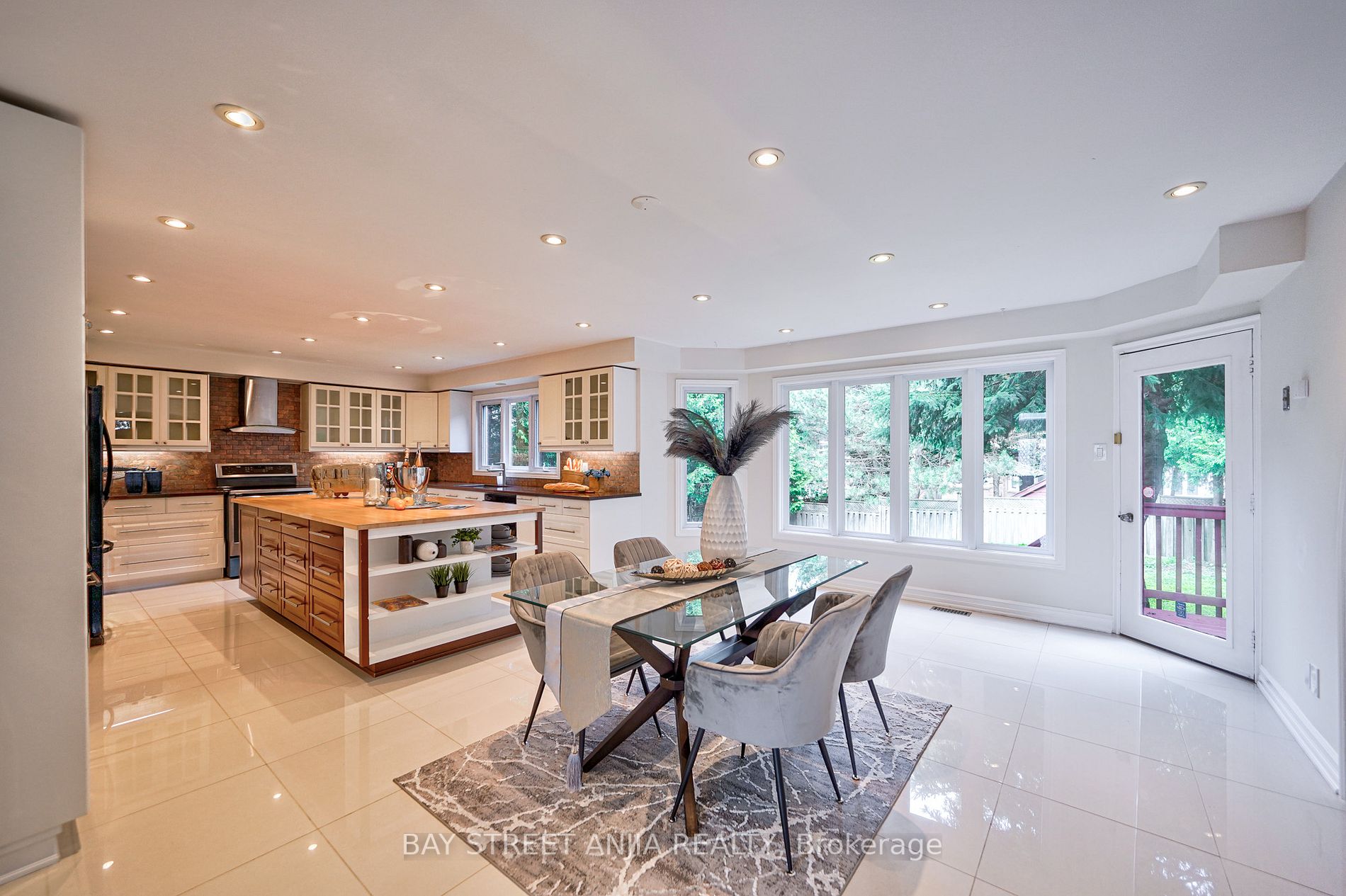 805 Lockwood Circ