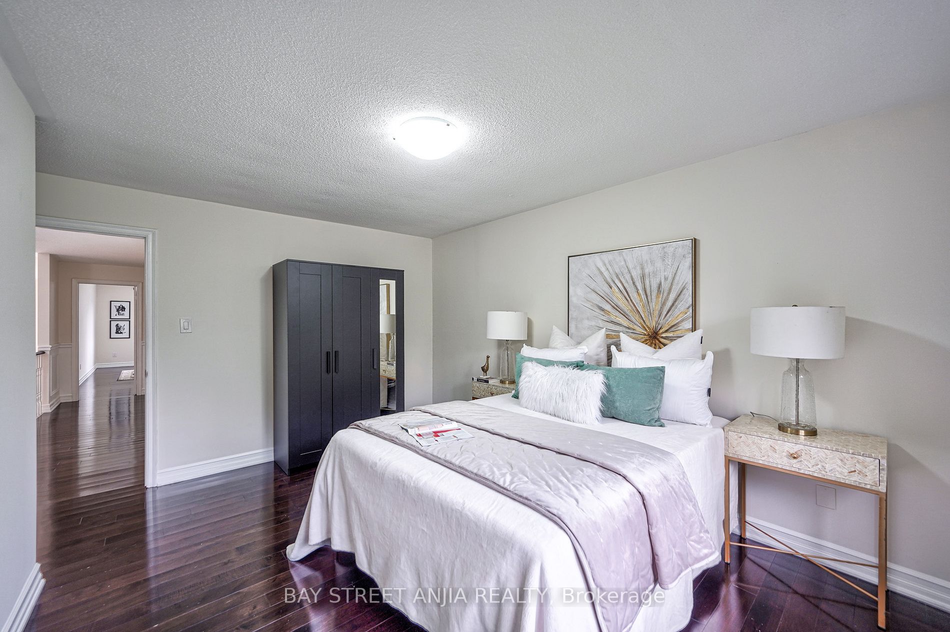 805 Lockwood Circ