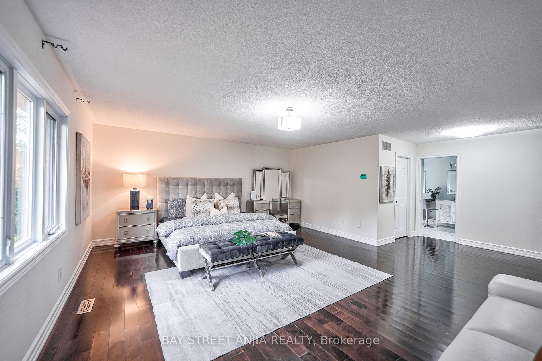 805 Lockwood Circ
