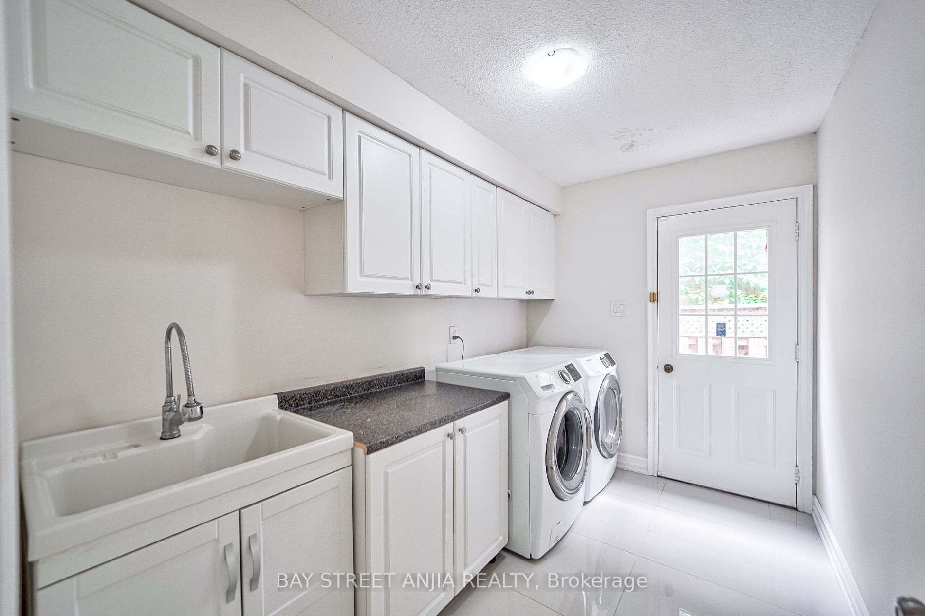 805 Lockwood Circ