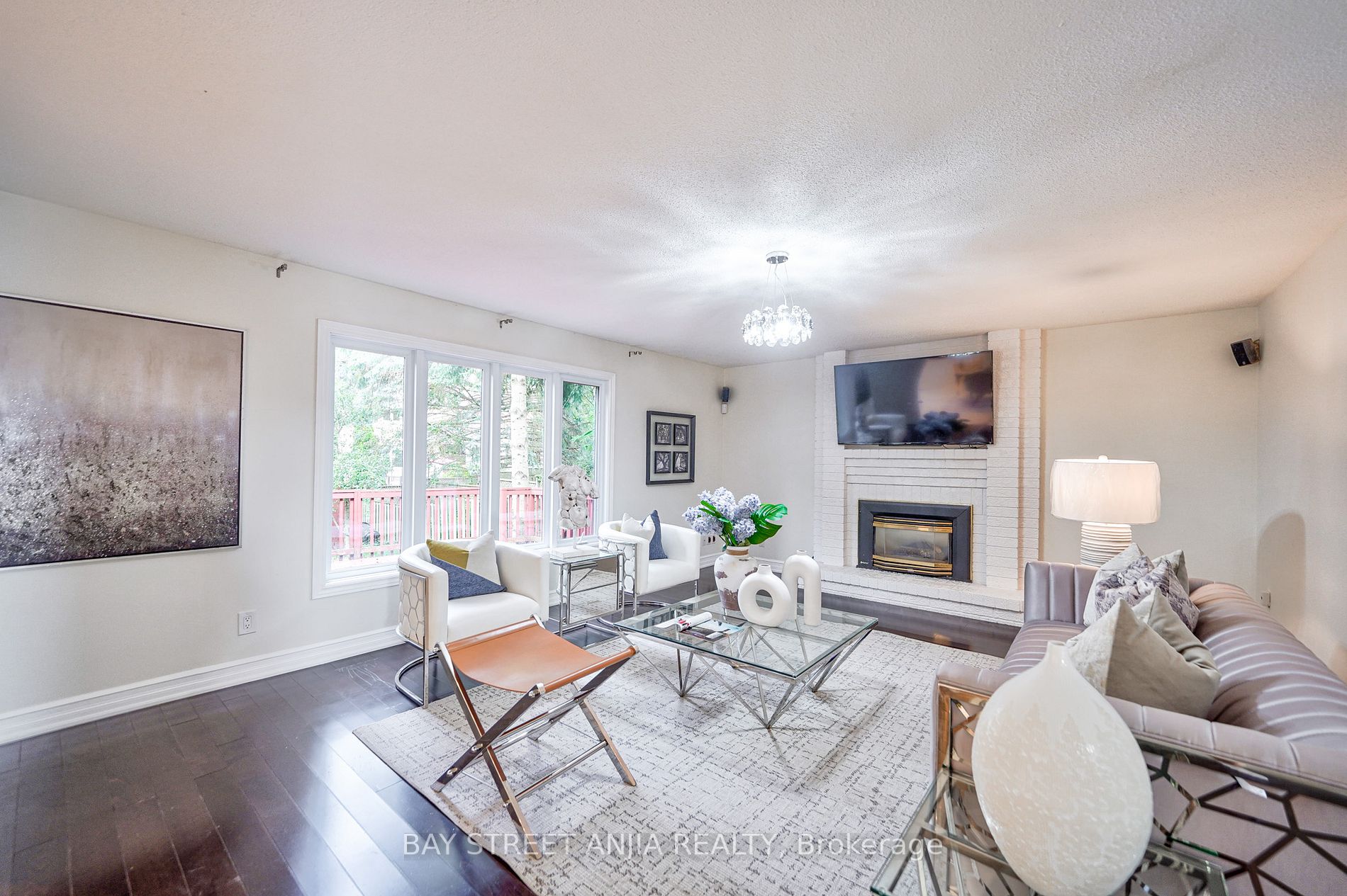 805 Lockwood Circ