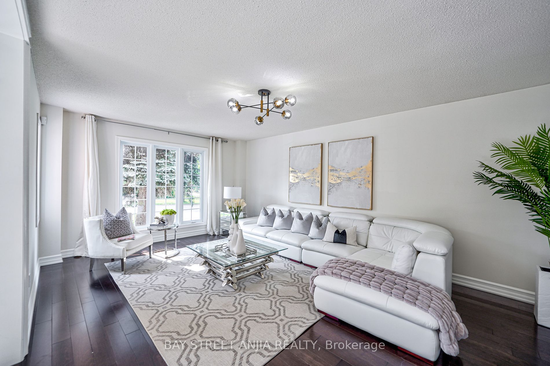 805 Lockwood Circ