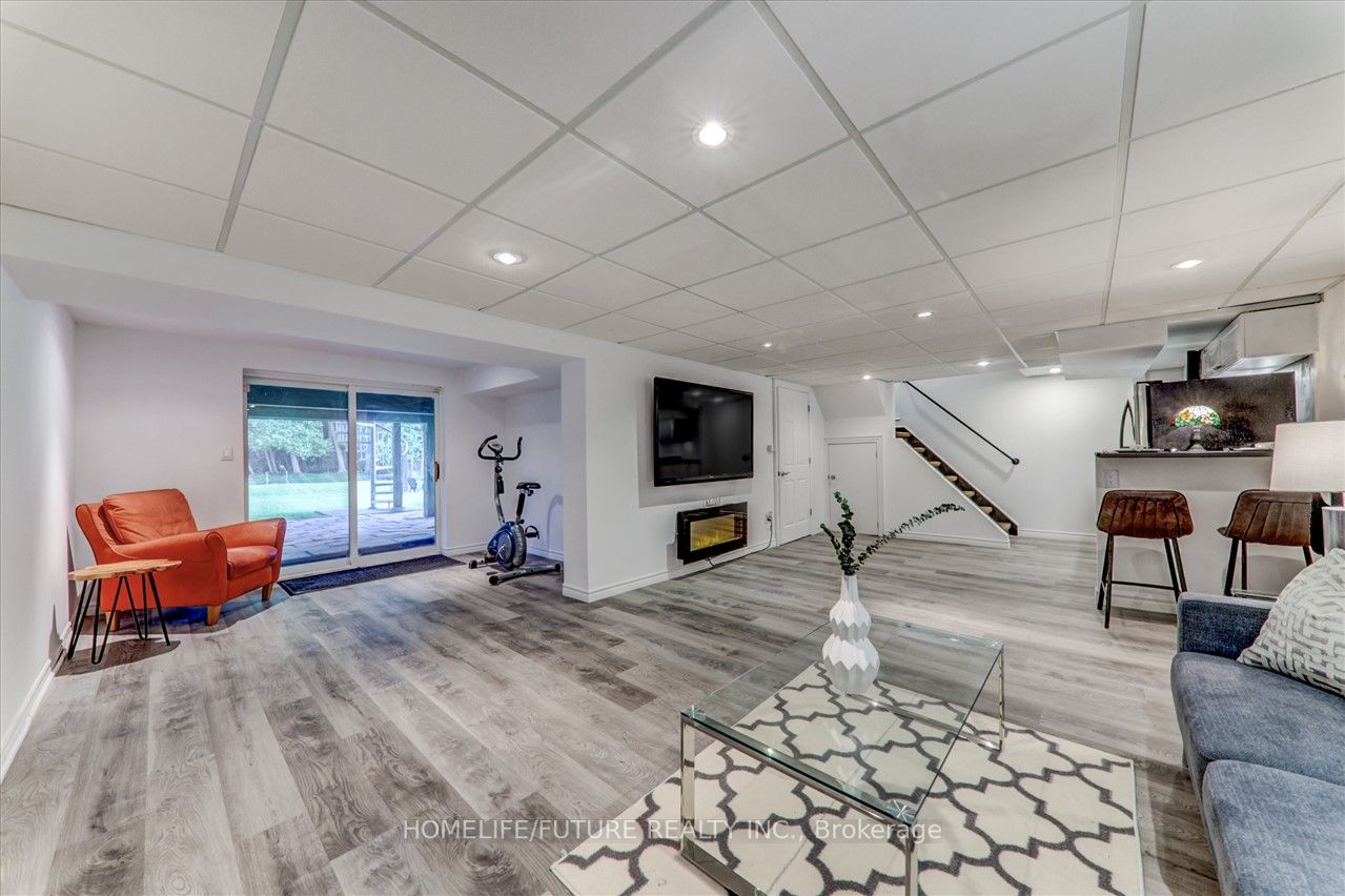 932 Elgin St