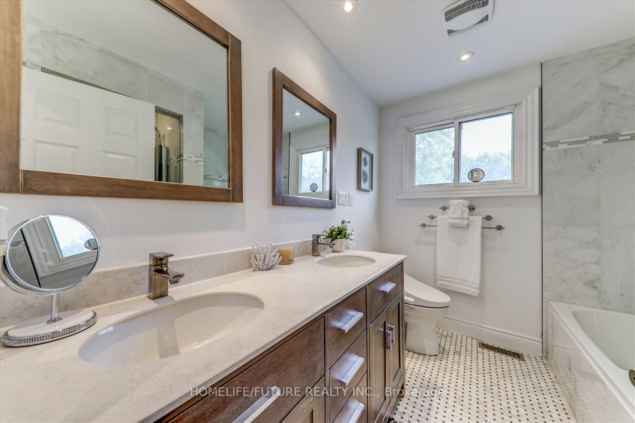 932 Elgin St