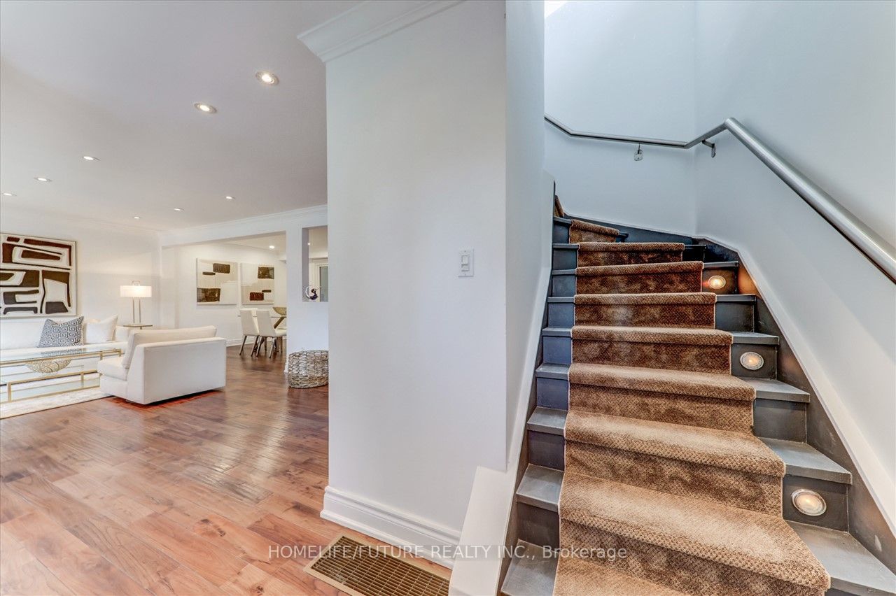 932 Elgin St