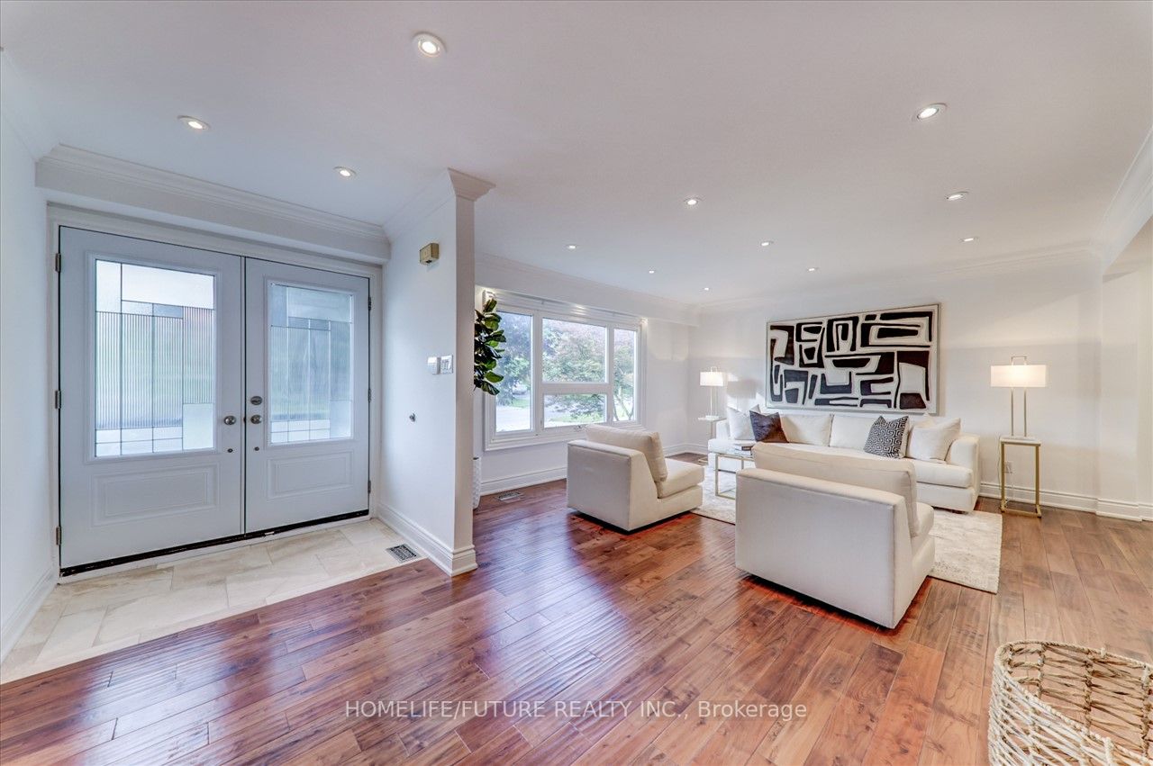932 Elgin St