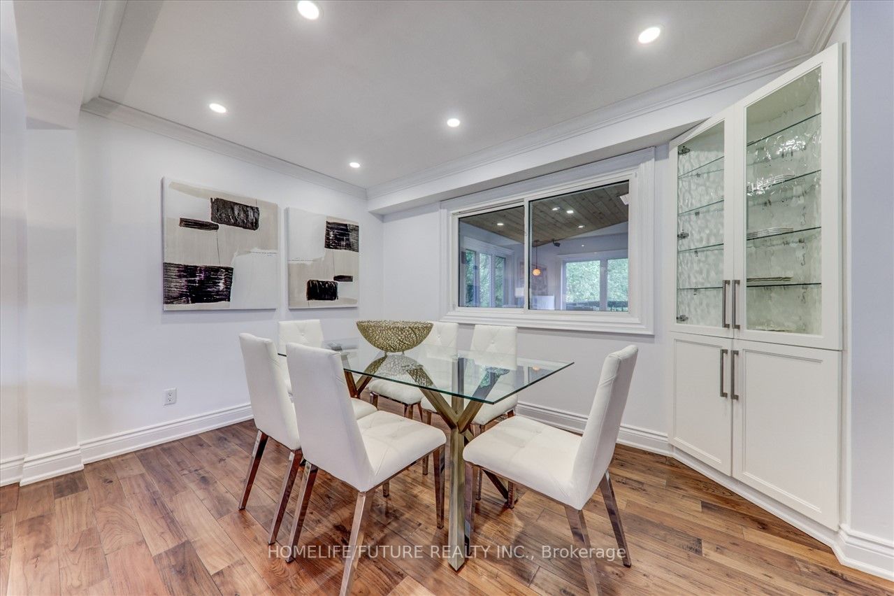 932 Elgin St
