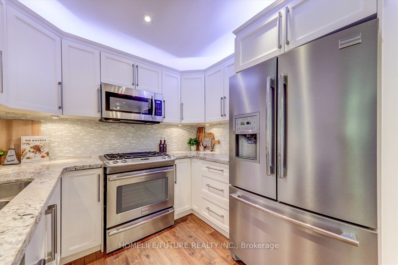 932 Elgin St