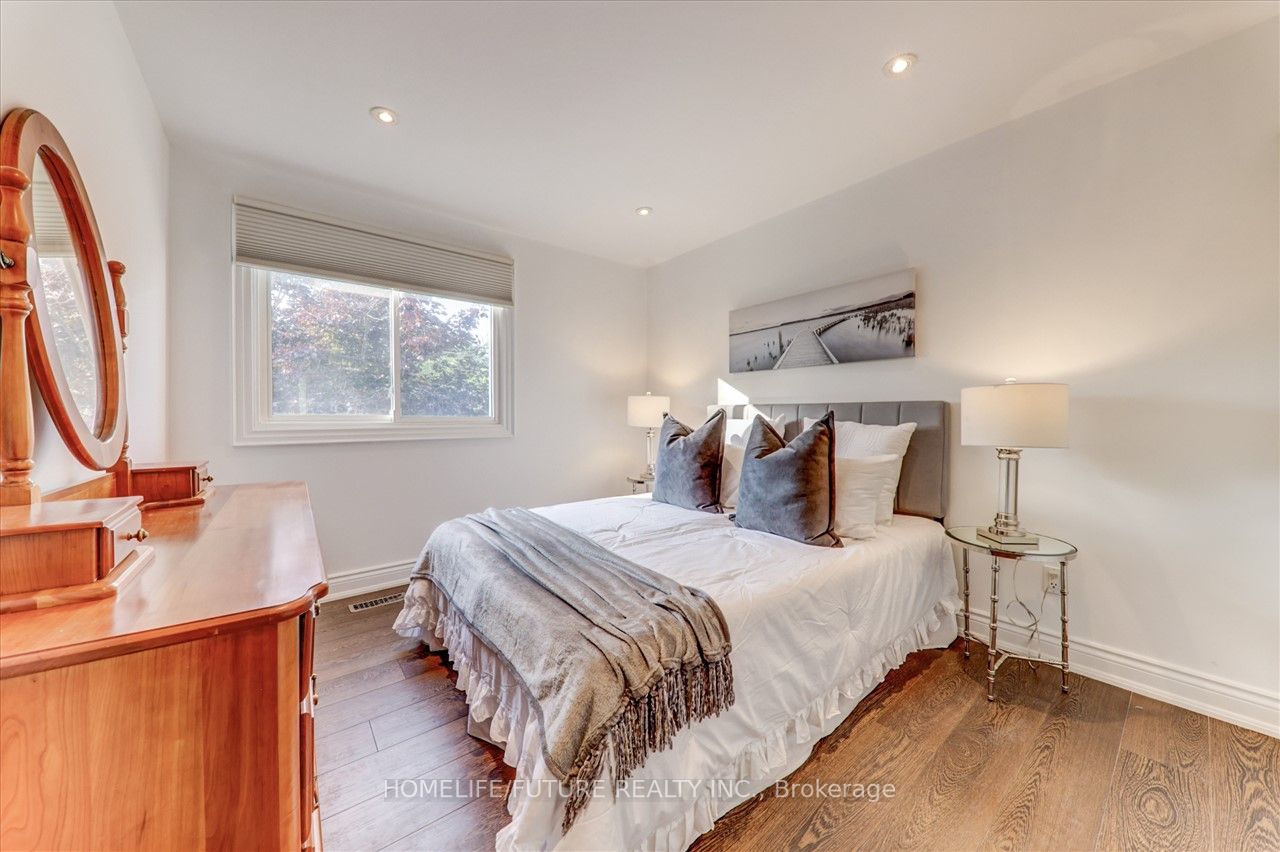 932 Elgin St