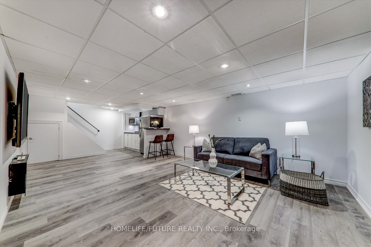 932 Elgin St