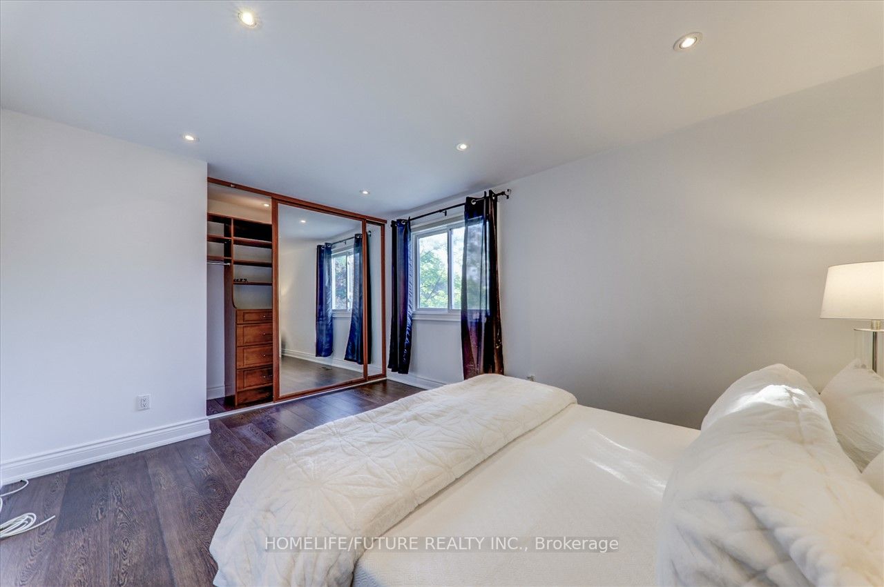 932 Elgin St