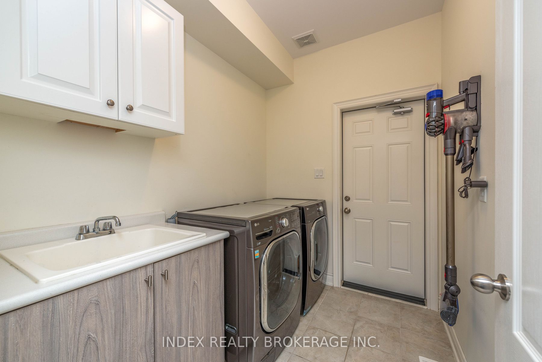 14 Empire Dr