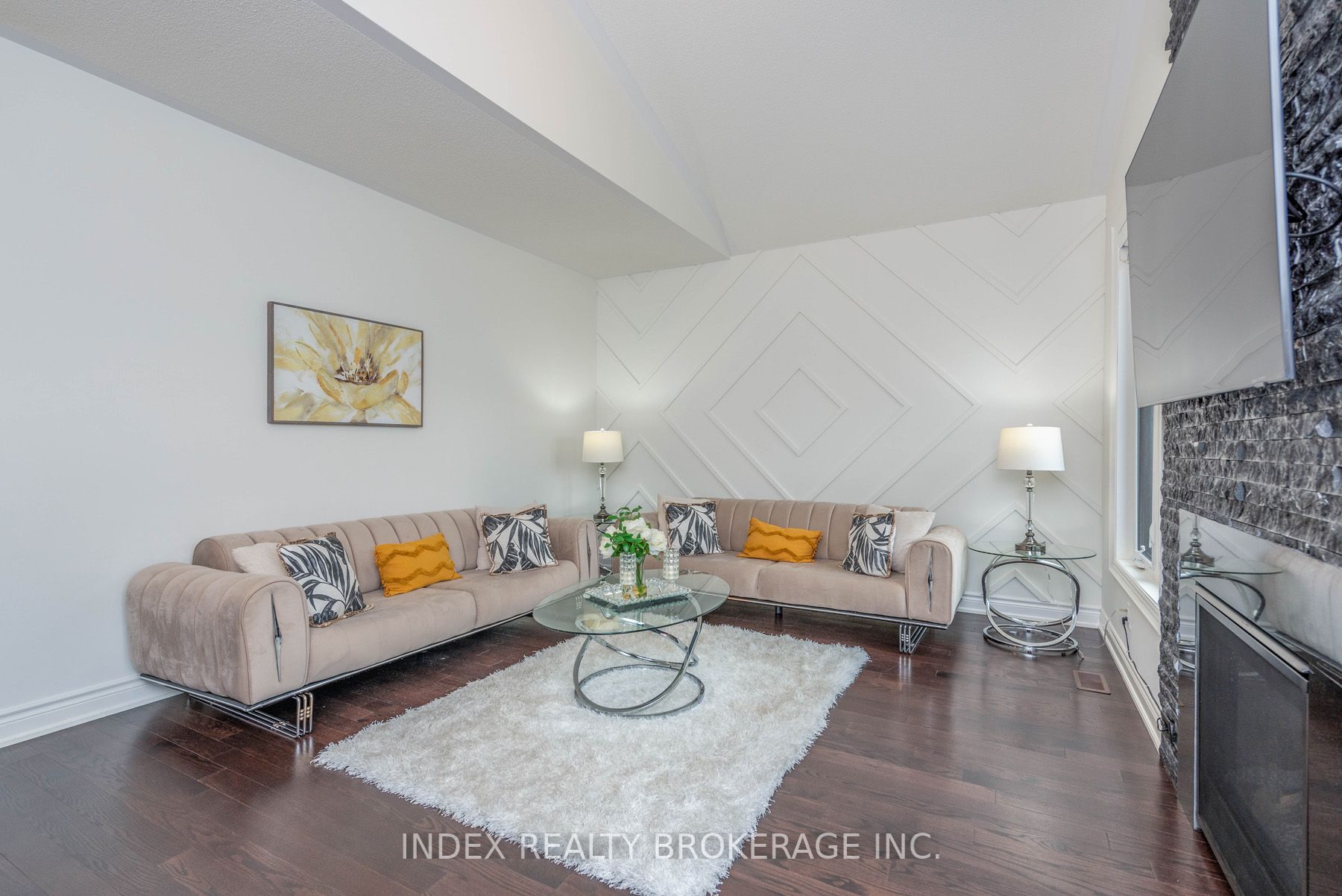 14 Empire Dr