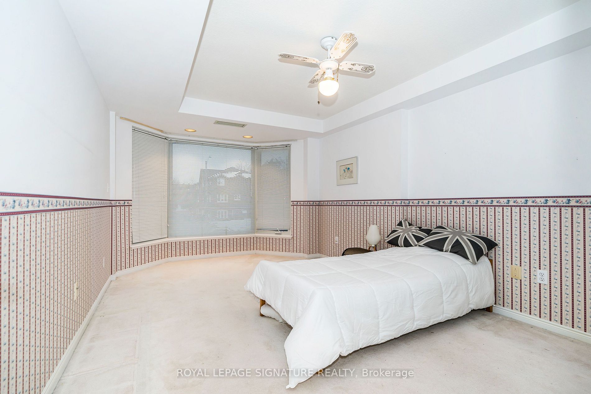 85 Wellington St W, #212