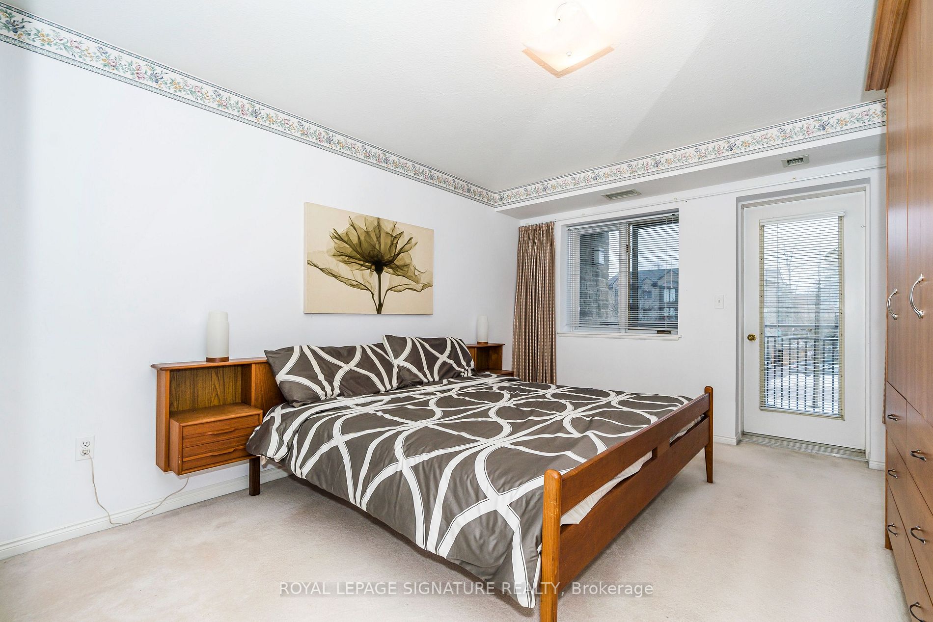 85 Wellington St W, #212