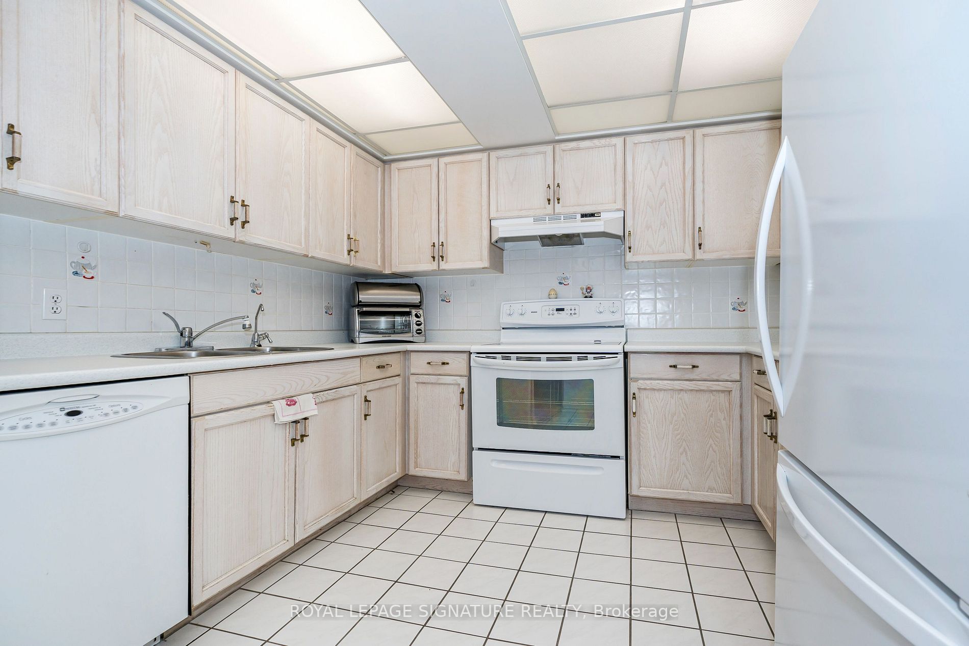 85 Wellington St W, #212