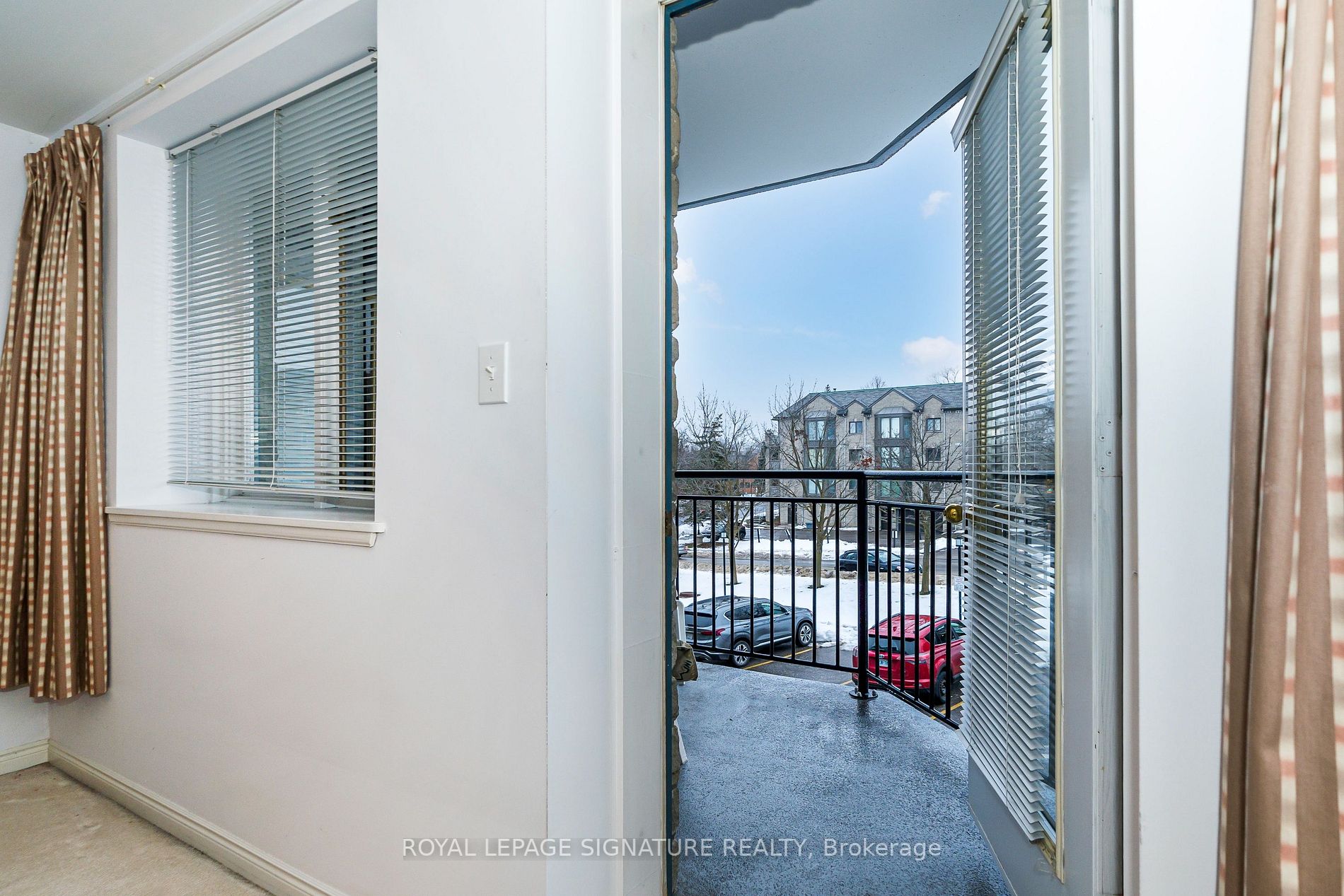 85 Wellington St W, #212