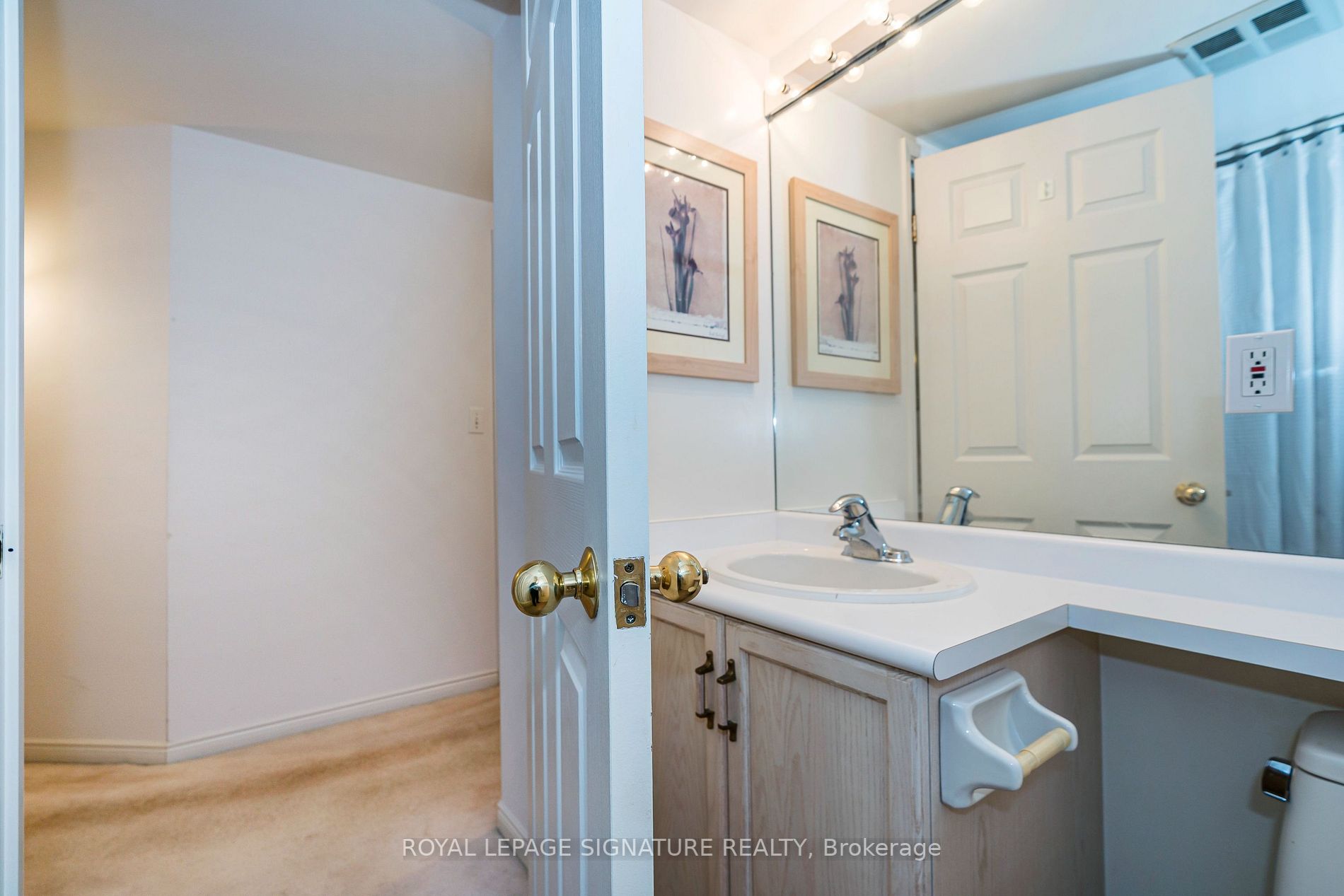 85 Wellington St W, #212