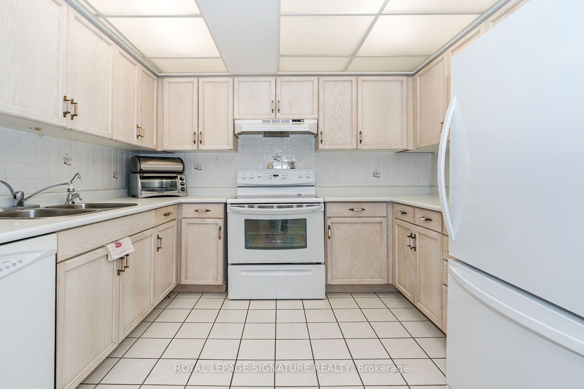 85 Wellington St W, #212