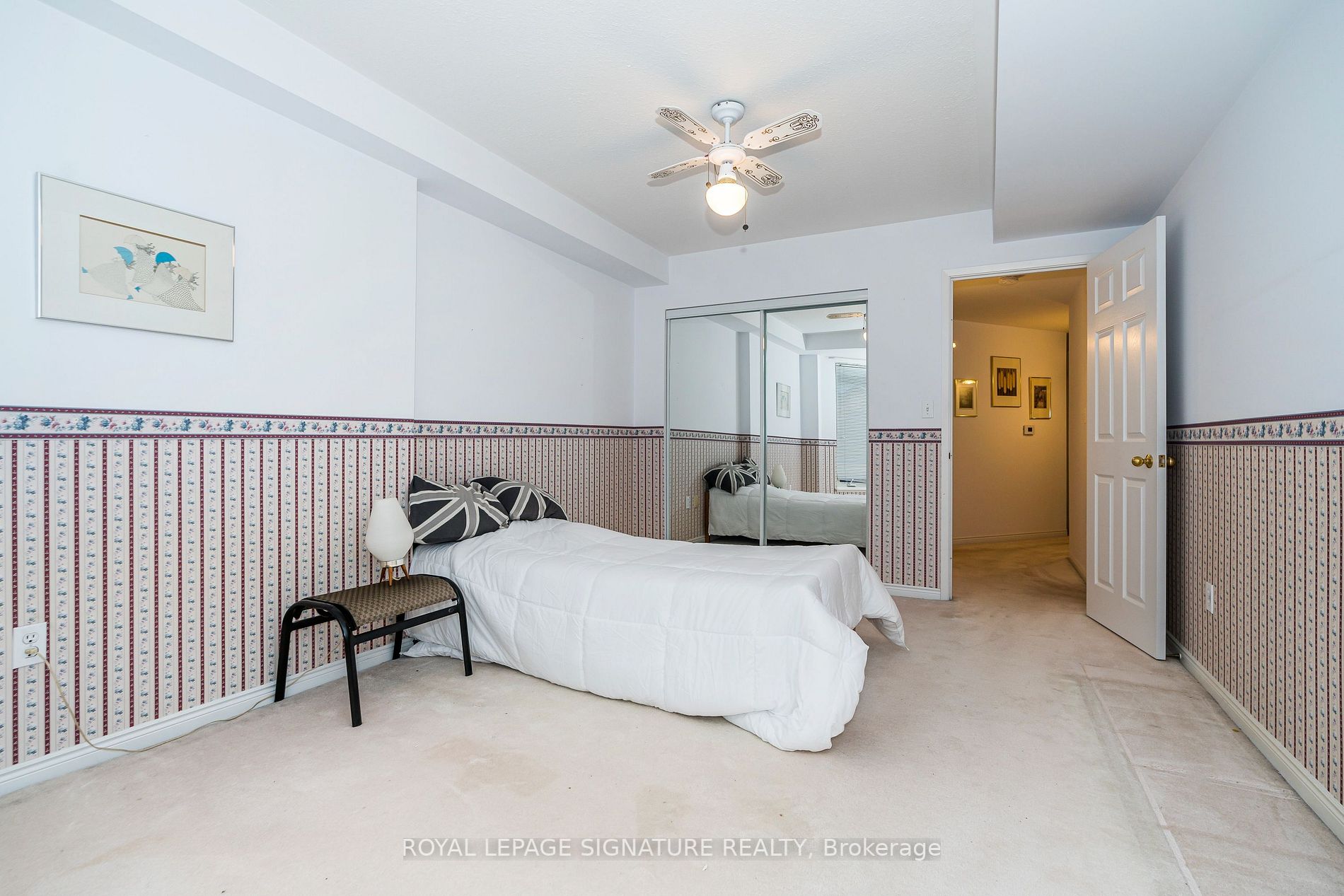 85 Wellington St W, #212