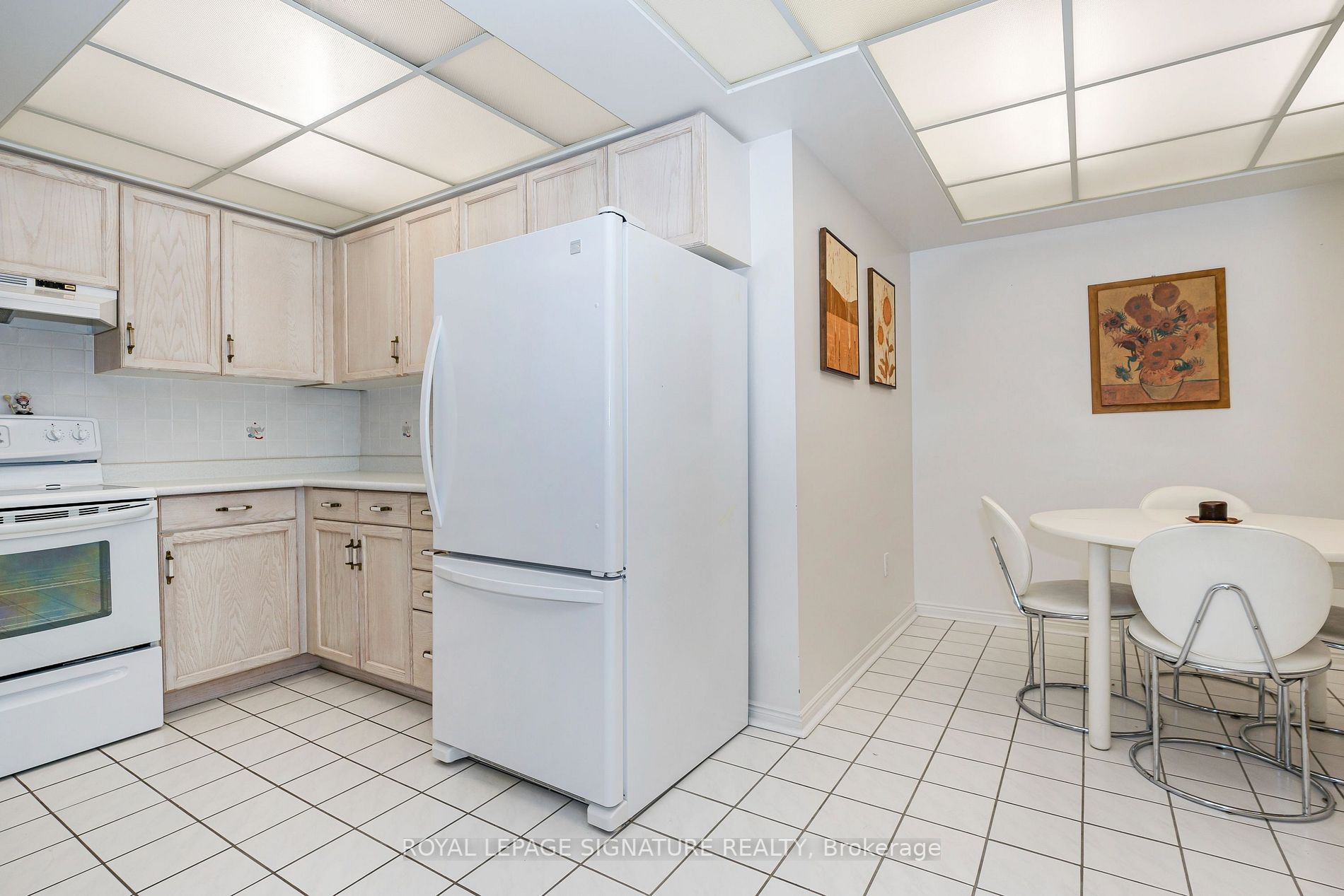 85 Wellington St W, #212
