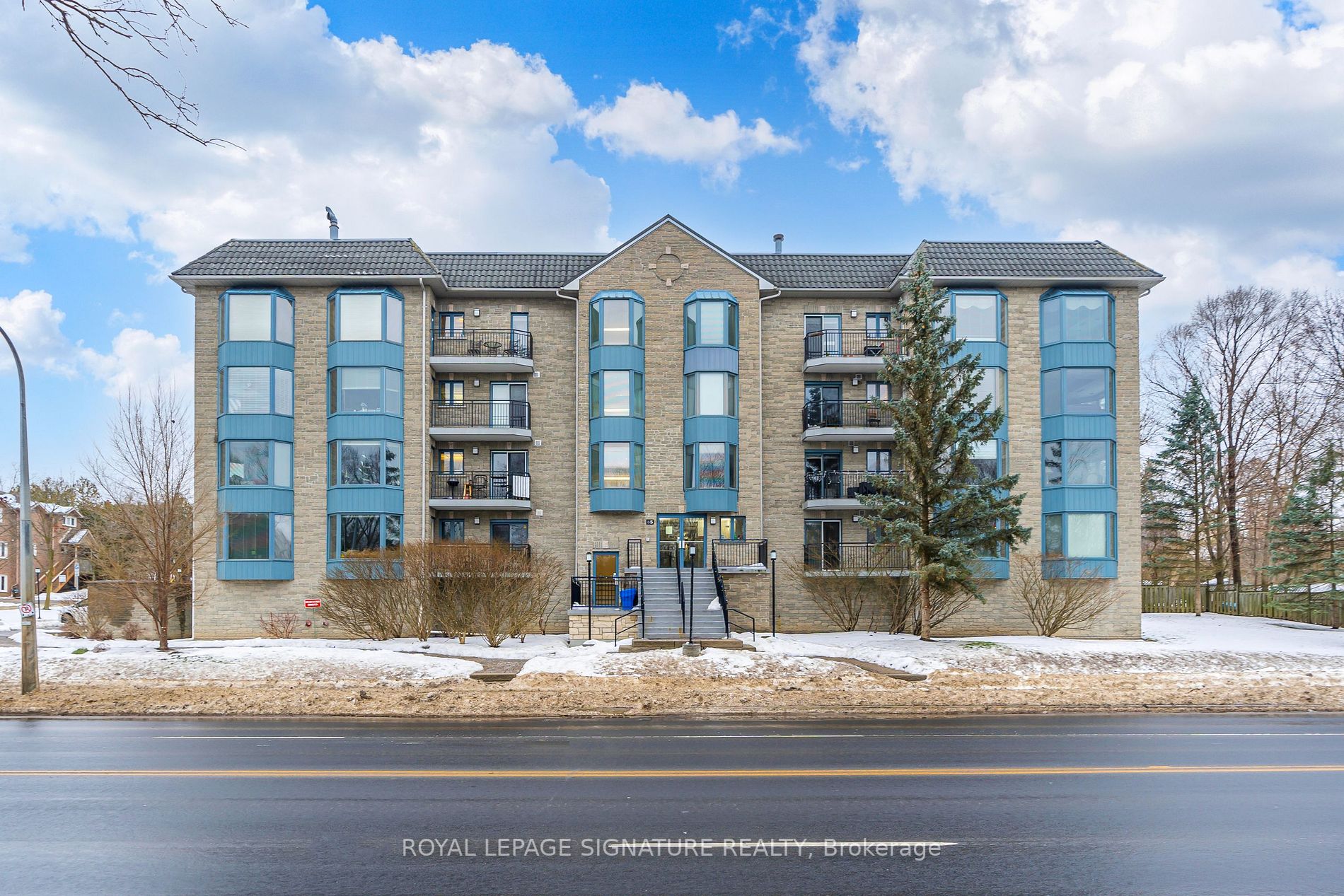 85 Wellington St W, #212
