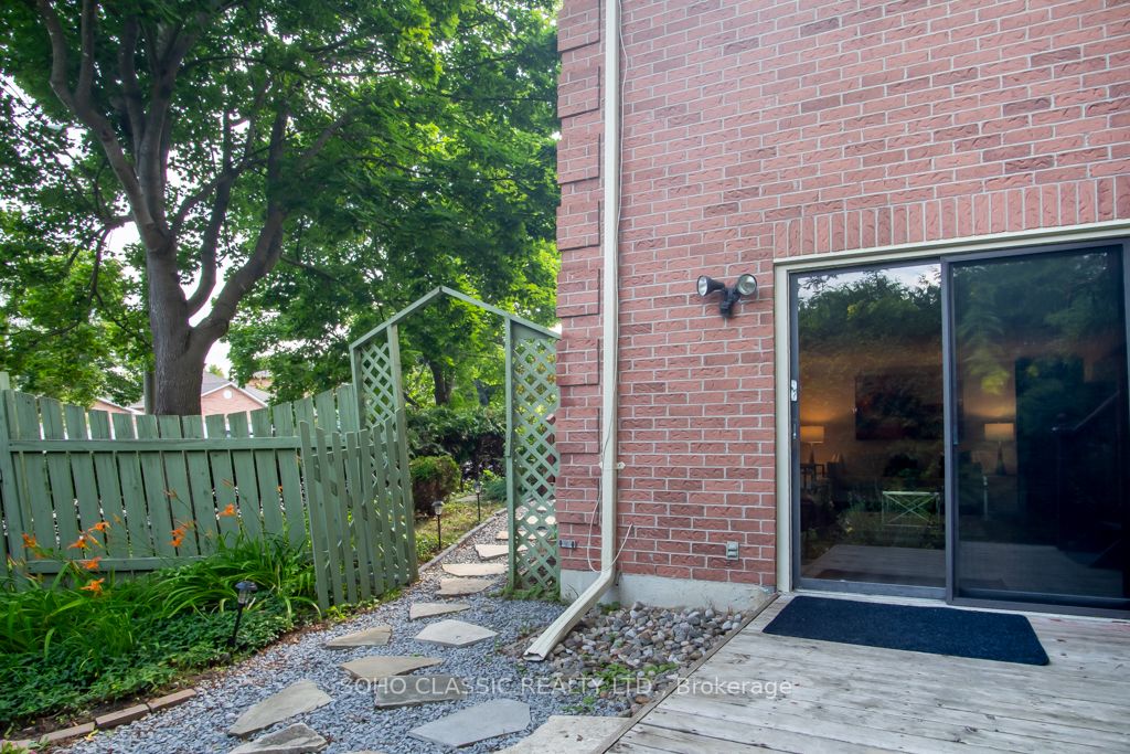 2 Lanewood Dr