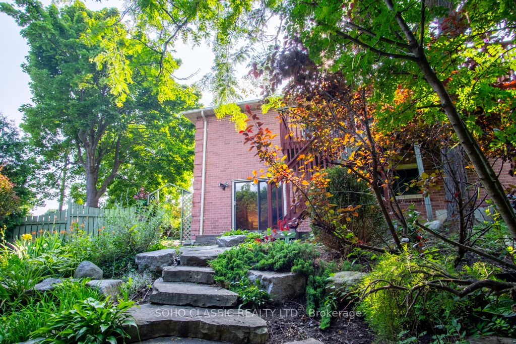 2 Lanewood Dr