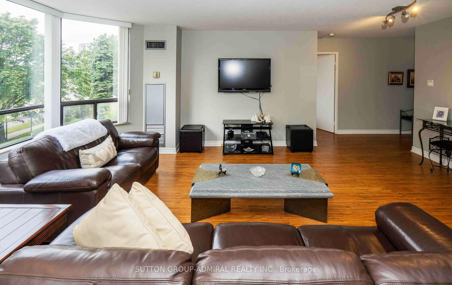 7420 Bathurst St S, #210