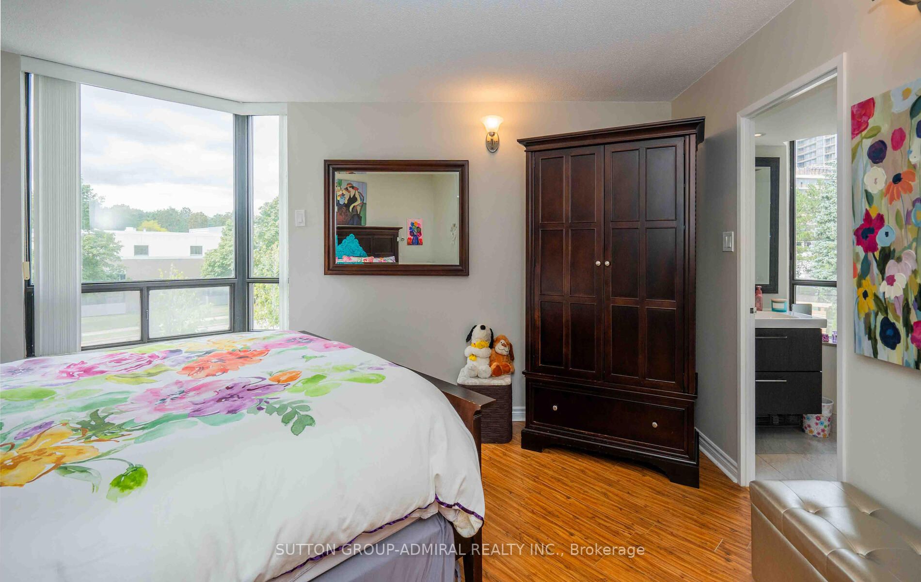 7420 Bathurst St S, #210