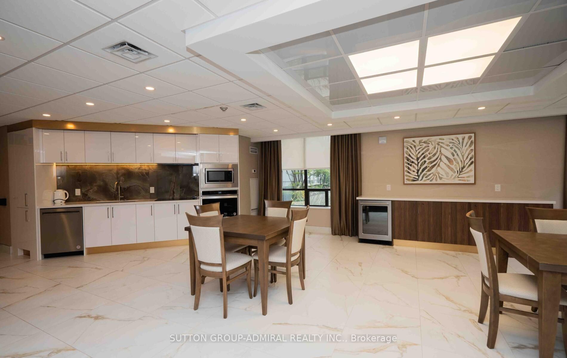 7420 Bathurst St S, #210