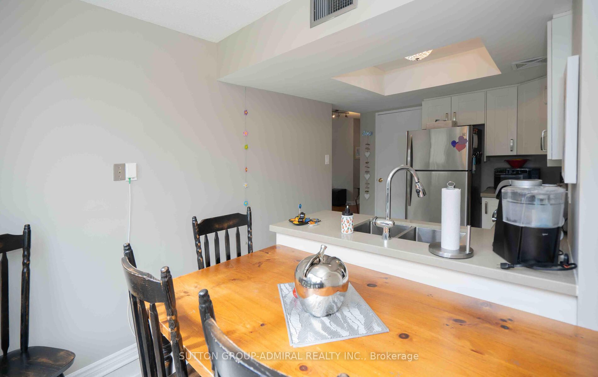 7420 Bathurst St S, #210