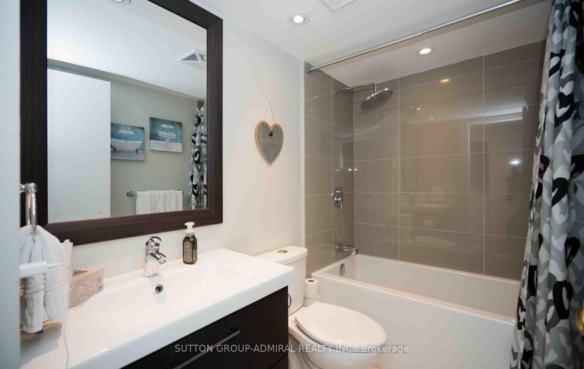 7420 Bathurst St S, #210