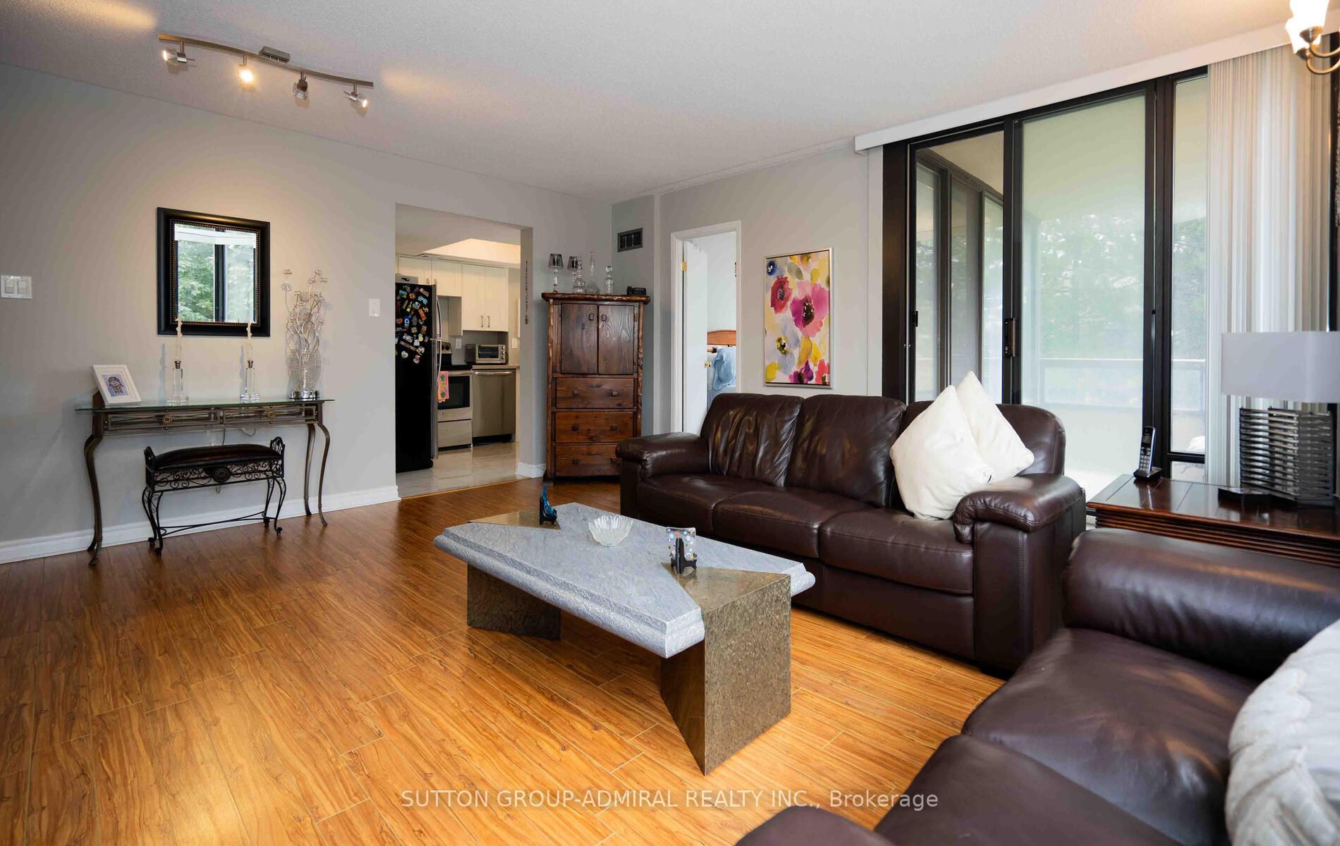 7420 Bathurst St S, #210