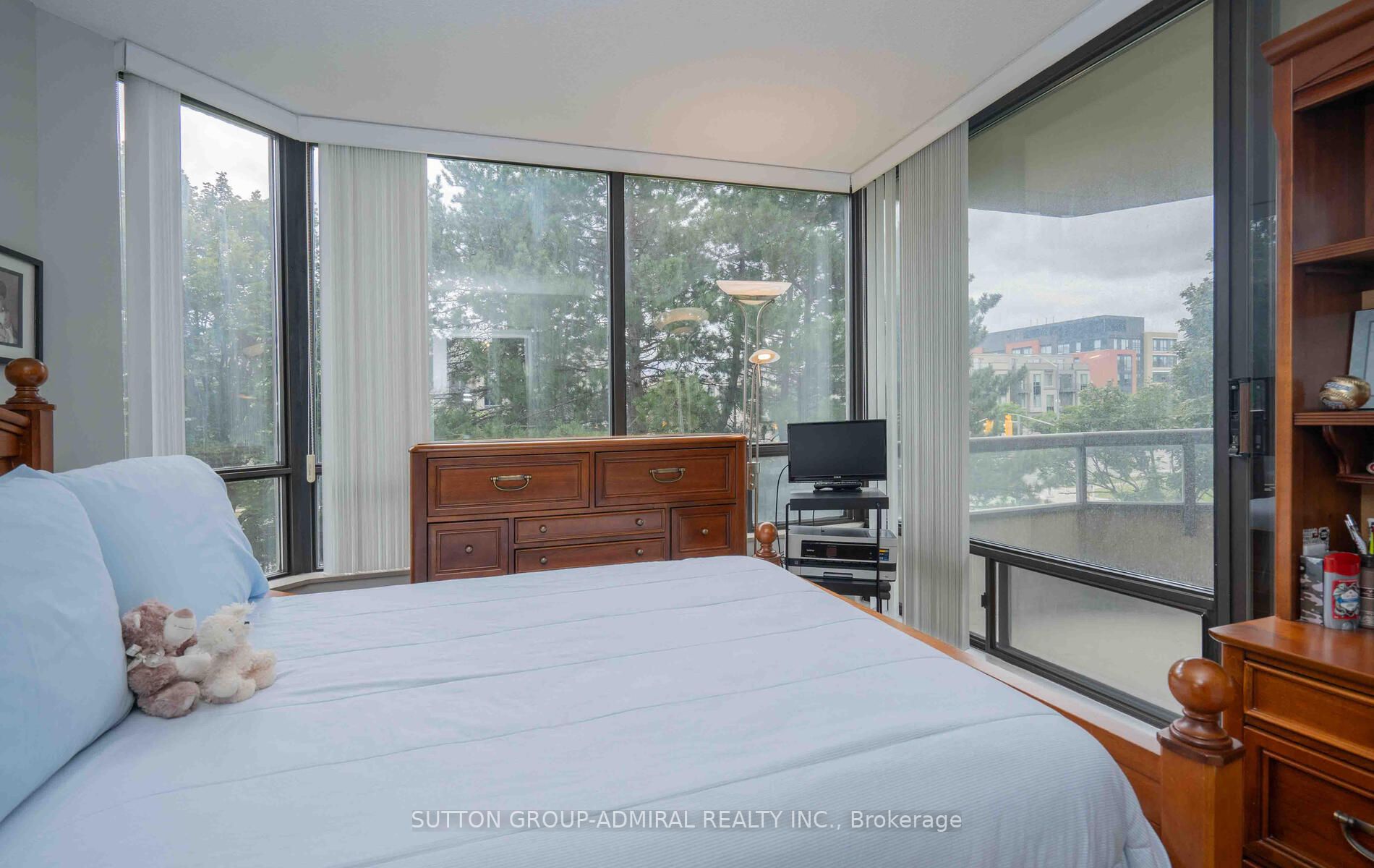 7420 Bathurst St S, #210