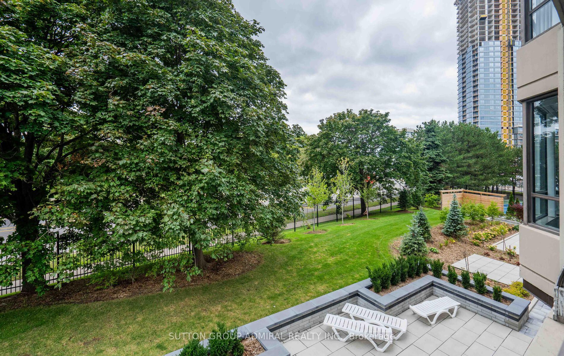 7420 Bathurst St S, #210