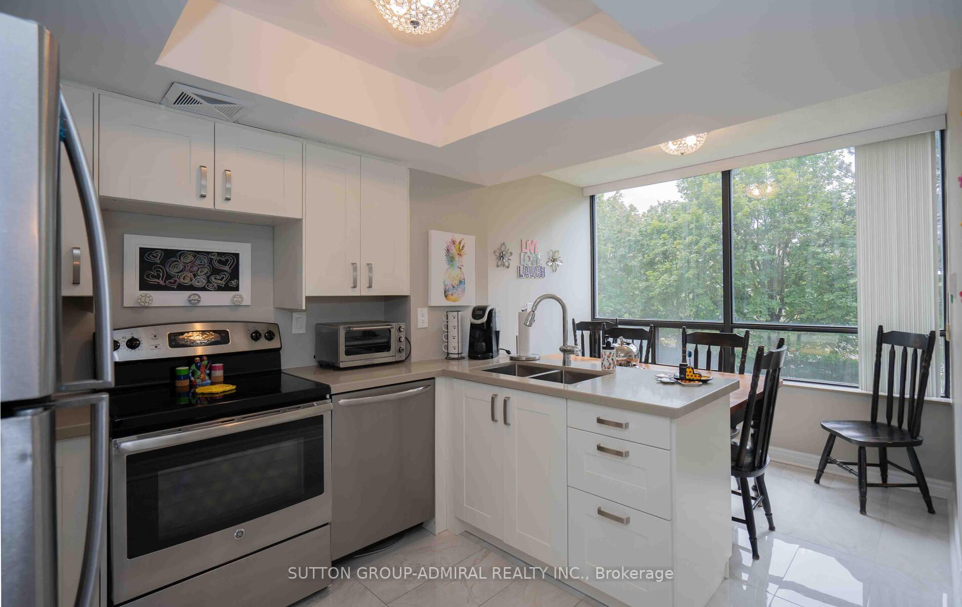 7420 Bathurst St S, #210