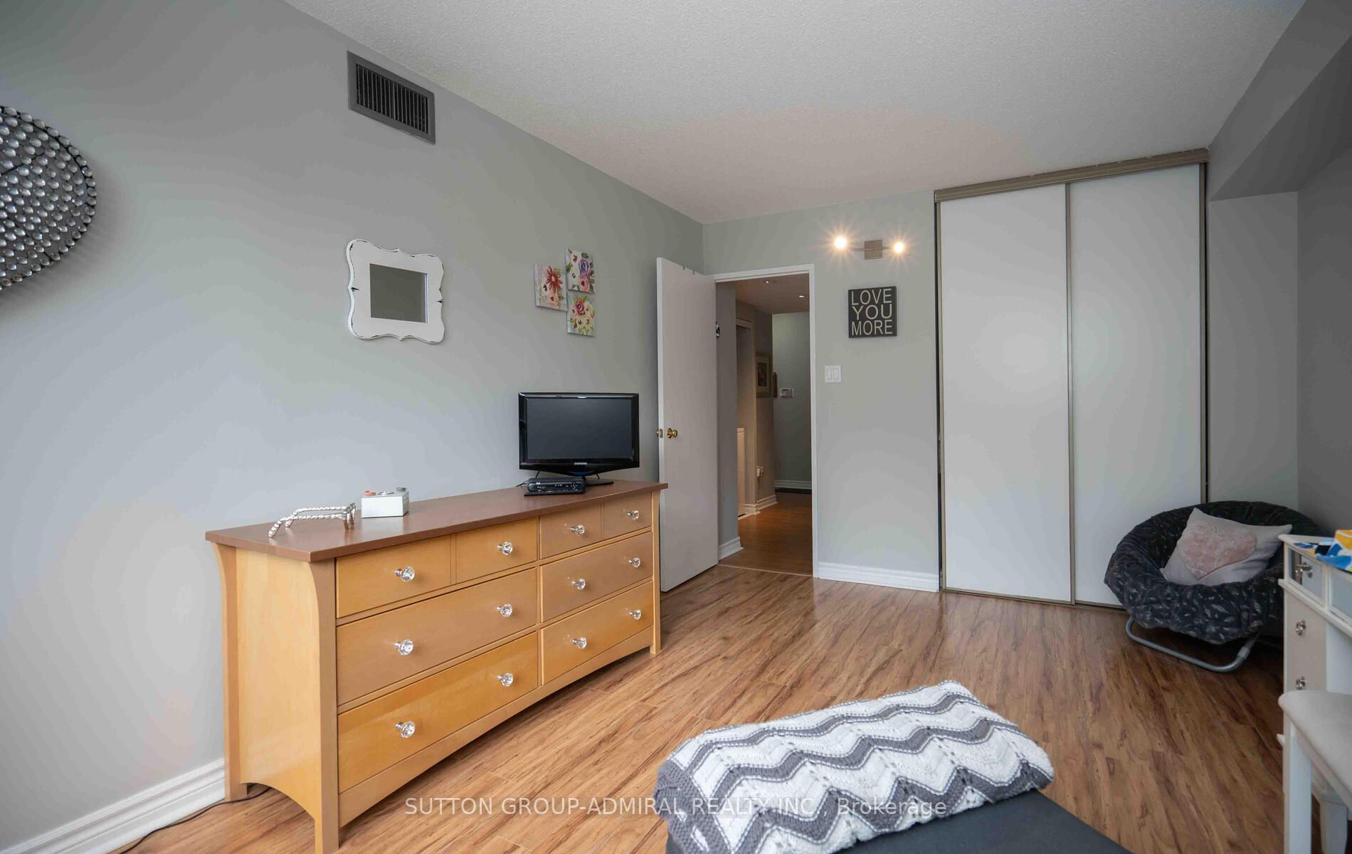 7420 Bathurst St S, #210