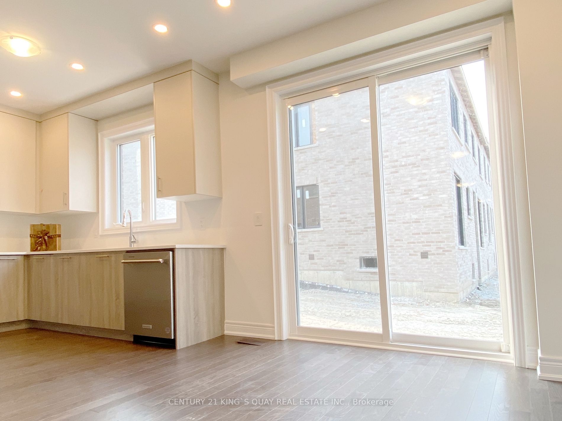 8 Schmeltzer Cres