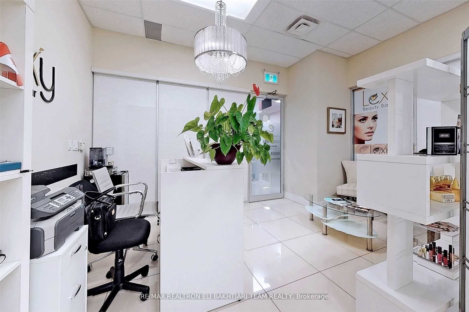 7163 Yonge St, ##262