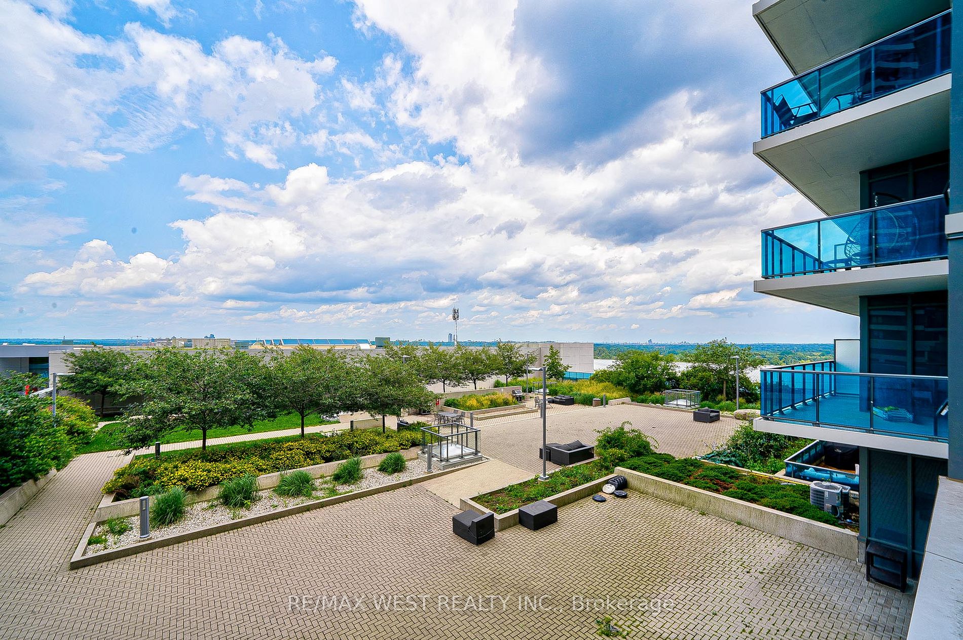 7167 Yonge St, #407